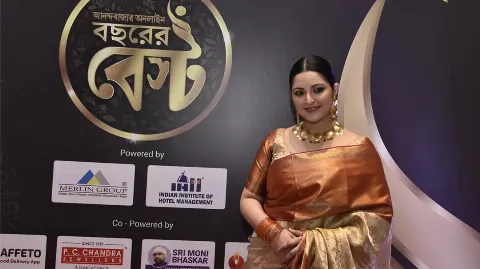 Bangladeshi Actress Pori Moni Wins Best Actress at Anandabazar Online's 'Best of the Year' Awards