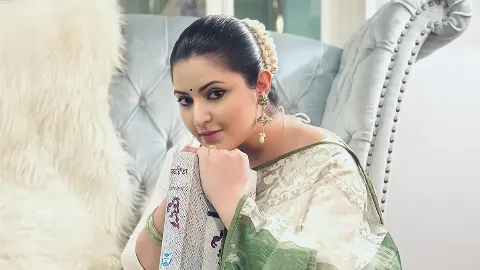 Pori Moni Receives Lakh Taka Salami Gift