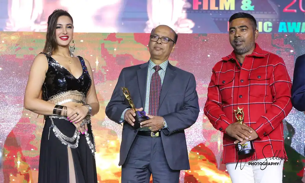 Stars Received Dhallywood Awards In New York